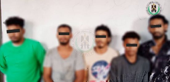 ضبط 6 نشالين في لحج يسرقون حمولات سيارات النقل