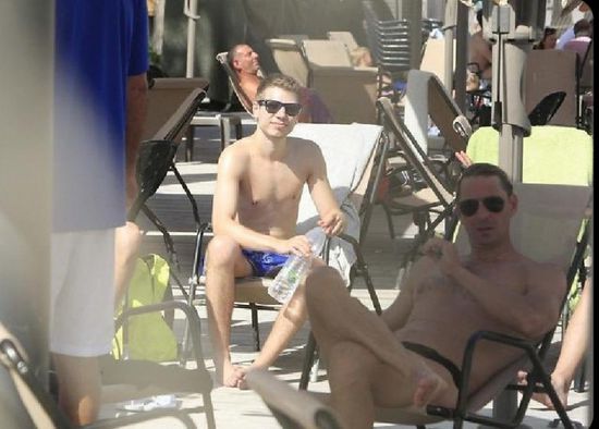 غضب إسرائيلي واسع بعد ظهور نجل نتنياهو على شواطئ ميامي