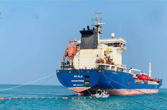 وصول باخرة إماراتية محملة بالمشتقات النفطية لسقطرى