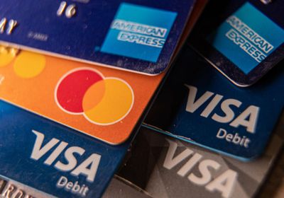 "الفيدرالي" يقترح تخفيض رسوم بطاقات الخصم للعملاء