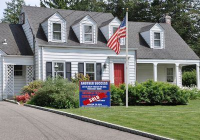 مبيعات المنازل قيد الانتظار ترتفع بشكل غير متوقع في أمريكا