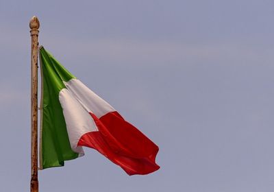 إيطاليا تتفادى خفض تصنيفها الائتماني
