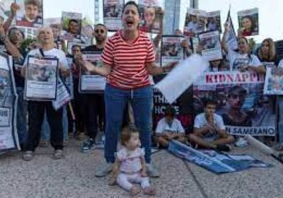 عائلات الأسرى الإسرائيليين تطالب نتنياهو بإعادة ذويهم