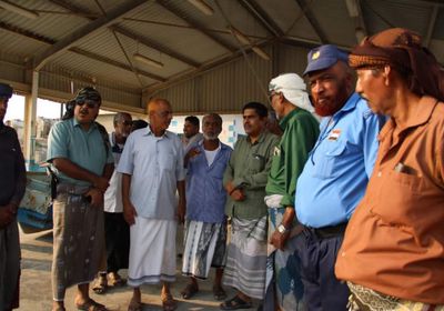 انتقالي حضرموت يطلع على أضرار "الإنزال السمكي" بالديس الشرقية