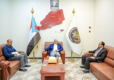 الكثيري يبحث خطط تحديث هيئة مكاتب البريد