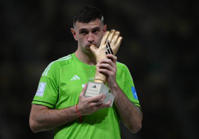 ماتينيز.. أفضل حارس مرمى بالعالم لعام 2023