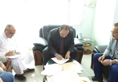 محافظ حضرموت يوقع عقد تأهيل طريق جول مسحة - المنطقة الصناعية