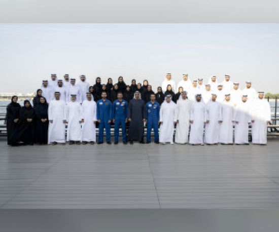 رئيس الإمارات يستقبل الرواد ووفد مركز محمد بن راشد للفضاء
