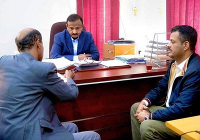 محافظ شبوة يوقع عقود تأثيث 4 مدارس في عرماء