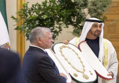 رئيس الإمارات يمنح عاهل الأردن &laquo;وسام زايد&raquo;