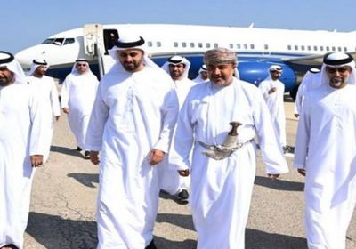 ذياب بن محمد بن زايد يصل إلى عُمان