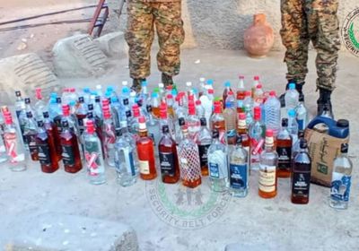 إتلاف كمية من الخمور المضبوطة بنقطة الحسيني في لحج