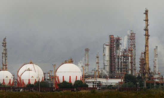 الأرجنتين تهدد الشركات بمنع تصدير النفط دون حل أزمة الوقود