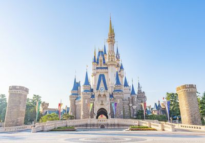 ملياردير أمريكي يكافئ موظفيه في آسيا برحلة إلى ديزني 