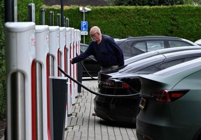 تسلا تفقد 145 مليار دولار من قيمتها السوقية في شهر