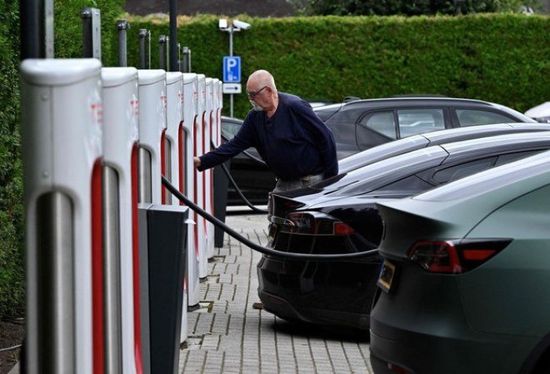 تسلا تفقد 145 مليار دولار من قيمتها السوقية في شهر