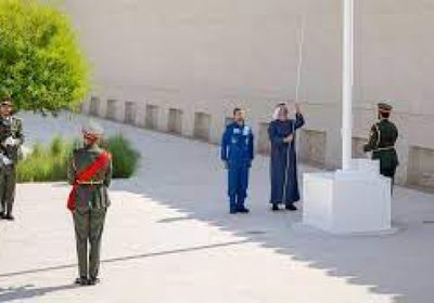 محمد بن زايد يرفع علم الإمارات بمناسبة يوم العلم في قصر الحصن