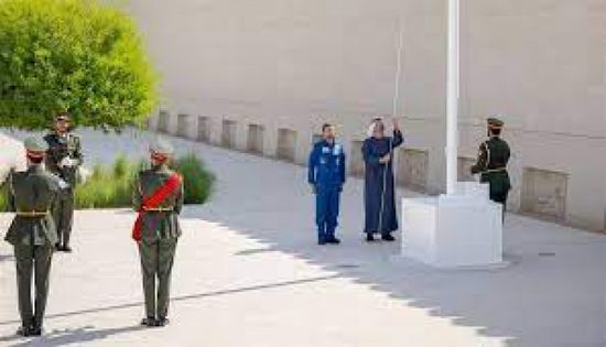 محمد بن زايد يرفع علم الإمارات بمناسبة يوم العلم في قصر الحصن