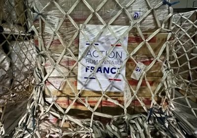 طائرة مساعدات فرنسية تصل مطار العريش تمهيداً لدخولها إلى غزة