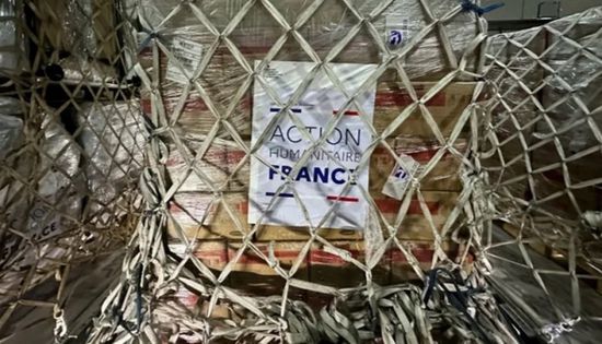 طائرة مساعدات فرنسية تصل مطار العريش تمهيداً لدخولها إلى غزة