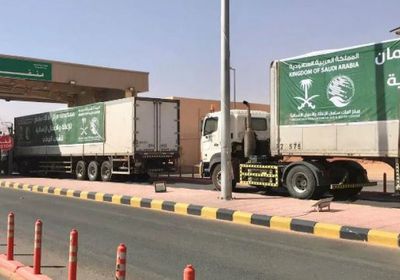 بمواد غذائية.. 42 شاحنة إغاثية تعبر منفذ الوديعة الحدودي