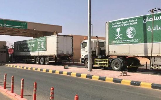 بمواد غذائية.. 42 شاحنة إغاثية تعبر منفذ الوديعة الحدودي