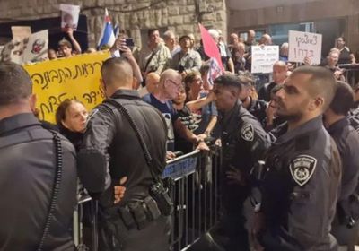أهالي الأسري الإسرائيليين يشتبكون مع الشرطة.. ويطالبون بعزل نتنياهو