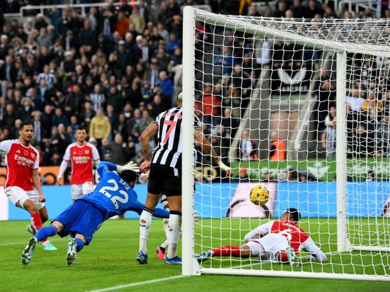 نيوكاسل يُلحق بأرسنال أول هزيمة في الدوري بهدف مثير للجدل