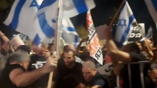 آلاف المحتجين يحاولون اقتحام مقر إقامة نتنياهو