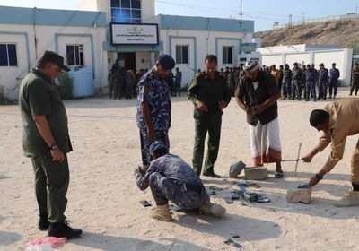 إتلاف جوالات تحتوي على مواد مخلة بالآداب في حضرموت