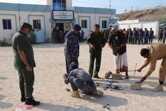إتلاف جوالات تحتوي على مواد مخلة بالآداب في حضرموت