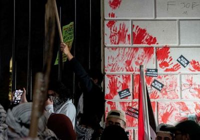 متظاهرون يلطخون البيت الأبيض بالطلاء الأحمر احتجاجاً على الهجوم الإسرائيلي على غزة