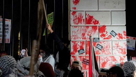 متظاهرون يلطخون البيت الأبيض بالطلاء الأحمر احتجاجاً على الهجوم الإسرائيلي على غزة