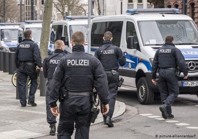 الشرطة الألمانية تنهي عملية احتجاز أب لابنته في مطار هامبورغ