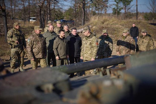 أوكرانيا تحقق في استهداف حفل عسكري بضربة روسية