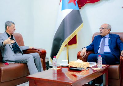 "الانتقالي" يتوعد بالتصدي لأي محاولة للعبث بميناء عدن