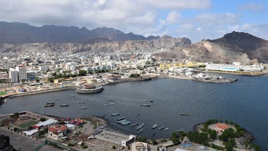 لمحطات الكهرباء.. ميناء عدن يستقبل شحنة وقود من الإمارات