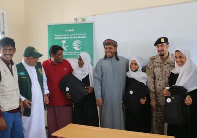 الثقلي يطلق مشروع توزيع الأثاث المدرسي في سقطرى