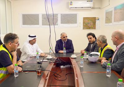 الرئيس الزُبيدي والسفير الزعابي يتفقدان مشروع المحطة الشمسية