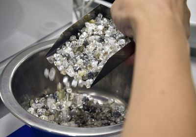 روسيا تسيطر على ثُلث إنتاج الماس العالمي وتواجه عقوبات