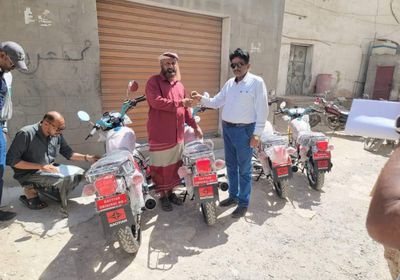 لتسهيل الحركة.. تسليم دراجات نارية للمكاتب التنفيذية في المكلا