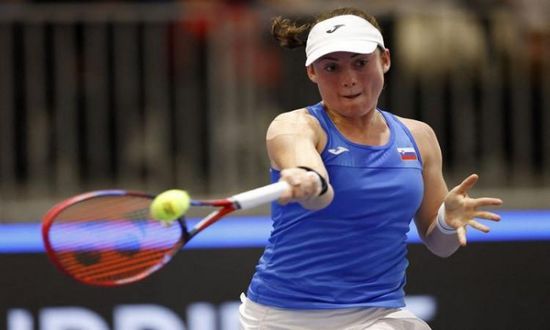 إيطاليا تتغلب على سلوفينيا لتبلغ نهائي كأس بيلي جين كينج للتنس