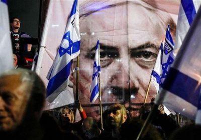 مئات الإسرائيليين يطالبون باستقاله نتنياهو أمام منزله في قيسارية