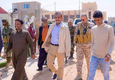 محافظ شبوة يتفقد مشروع المنتزه الرياضي في عتق