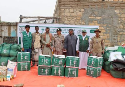 الثقلي يدشن مبادرة توزيع 1141 سلة غذائية بسقطرى