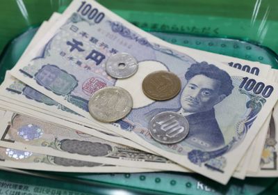 الين يهبط لأقل مستوى أمام اليورو في 15 عاما