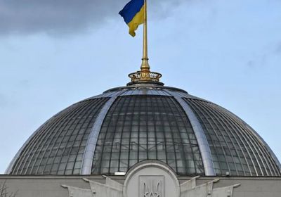 البرلمان الأوكراني يخصص نصف ميزانية الحكومة للدفاع