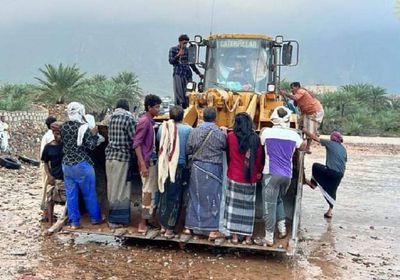 حملة إنقاذ لانتشال العالقين بسيول جزيرة سقطرى