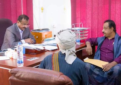 محافظ شبوة يناقش الاحتياجات الخدمية في مديرية جردان