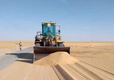 بدء إزالة الرمال من على الطريق الدولي عتق - العبر